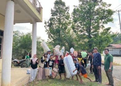 Hadirkan Solusi Sampah Berbasis Masyarakat: Mahasiswa KKN-PPM UGM Bentuk Bank Sampah PALAPA di Desa Palongaan